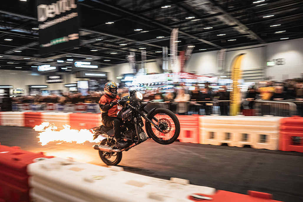 英国の展示会会場ExCeLが、ロンドン・モーターサイクルショーにて世界初のインドア スーパースプリントを開催