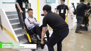 [国際モダンホスピタルショウ2024] XpeditionTM電動リフトチェア – 日本ストライカー株式会社 メディカル事業本部